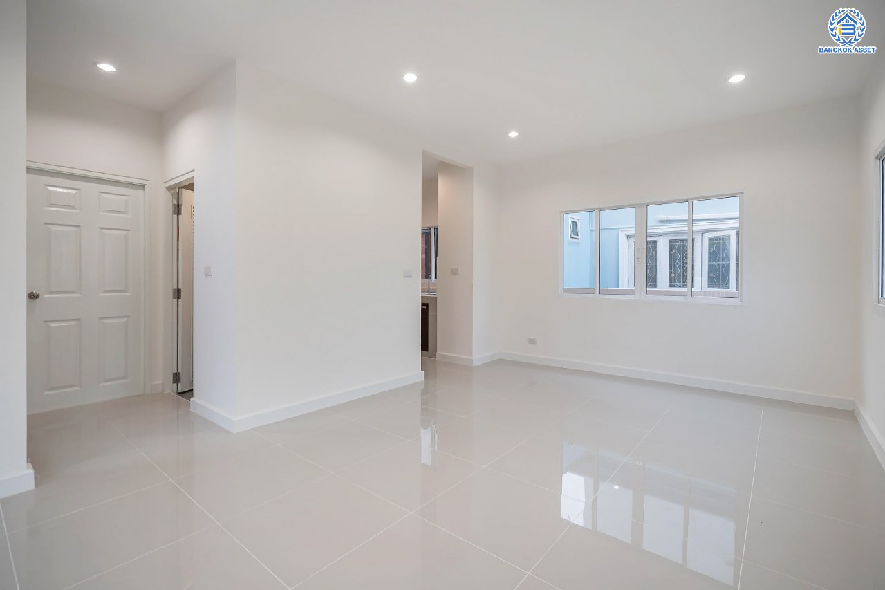 บ้านมือสองตกแต่งใหม่ โครงการ ภัสสร8 กาญจนาภิเษก (ซ.กันตนา) หลังมุม มีพื้นที่ขนาดใหญ่ เนื้อที่ 88.20 ตร.ว. ฟังก์ชั่น 3 ห้องนอน 3 ห้องน้ำ 1 ที่จอดรถ บนทำเลศักยภาพ โครงการติดถนนใหญ่ เข้า-ออกสะดวก ใกล้เซ็นทรัลเวสต์เกต รถไฟฟ้าสายสีม่วง "สถานีตลาดบางใหญ่" และจุดขึ้นทางด่วน "ศรีรัช"